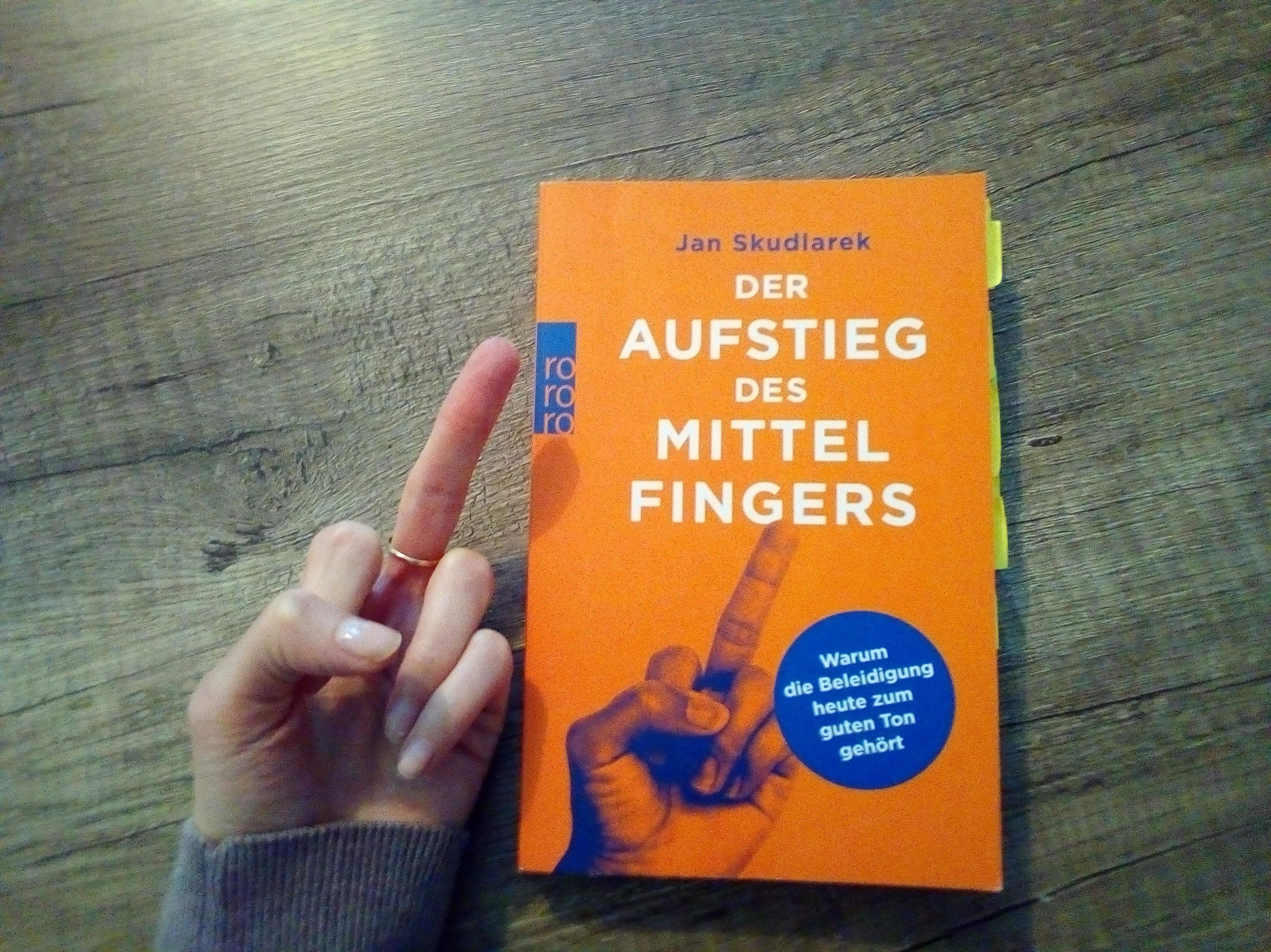 [HateSpeech] Was ist eigentlich eine Beleidigung?: "Der Aufstieg des Mittelfingers" von Jan Skudlarek