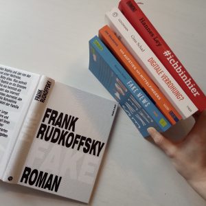 Macht und Ohnmacht im Netz: „Fake“ von Frank Rudkoffsky