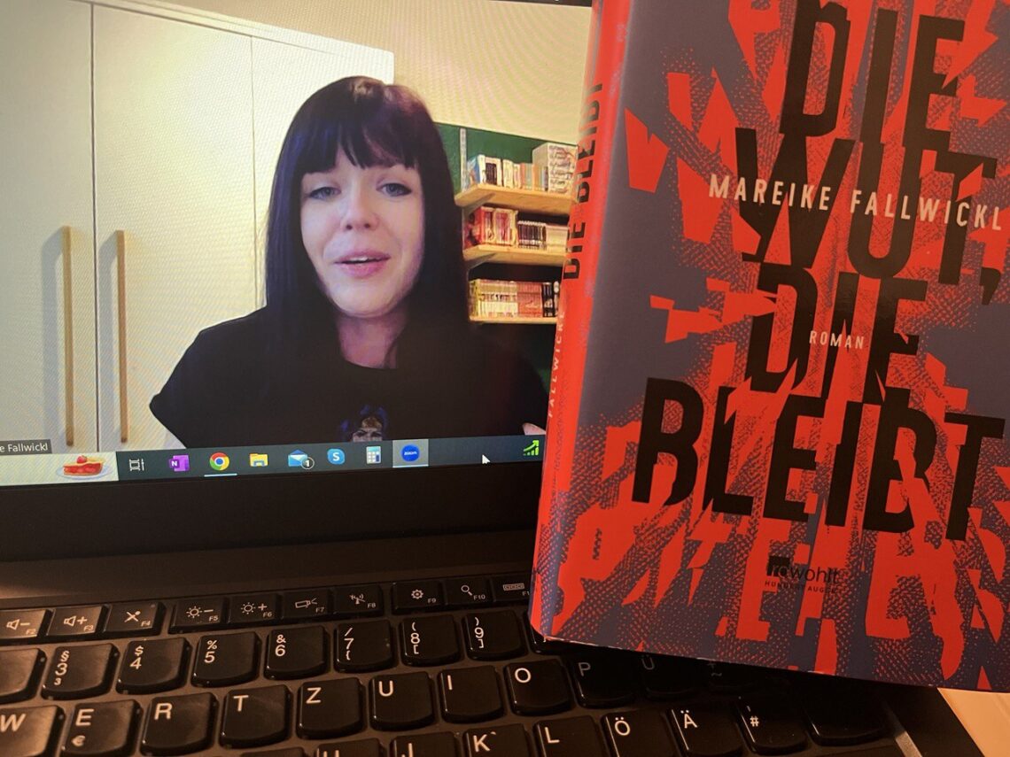 Mareike Fallwickl mit ihrem Buch "Die Wut, die bleibt" bei einer Online-Lesung