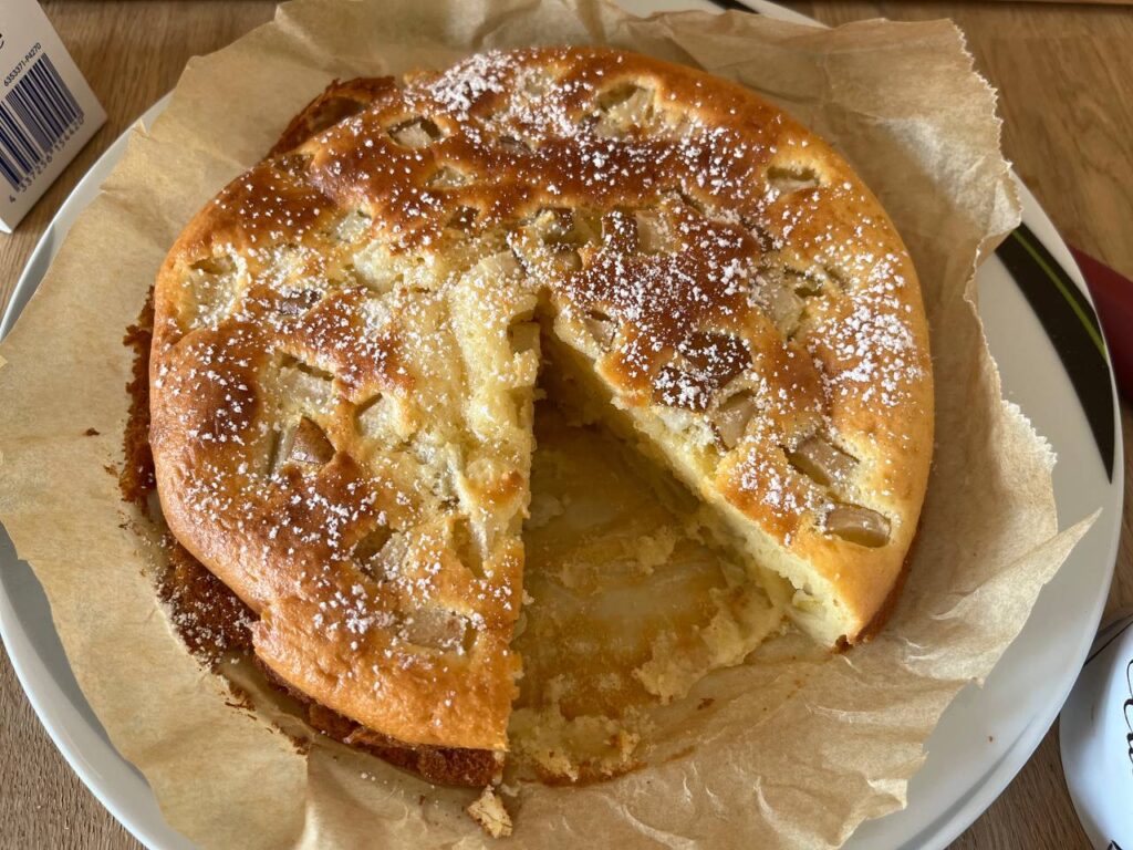 Birne-Frischkäse-Kuchen mit Puderzucker